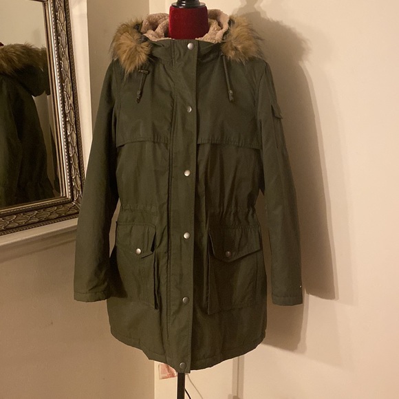 Tommy Hilfiger lined Parka with zipper hood and adjustable drawstring waist. - Picture 2 of 6